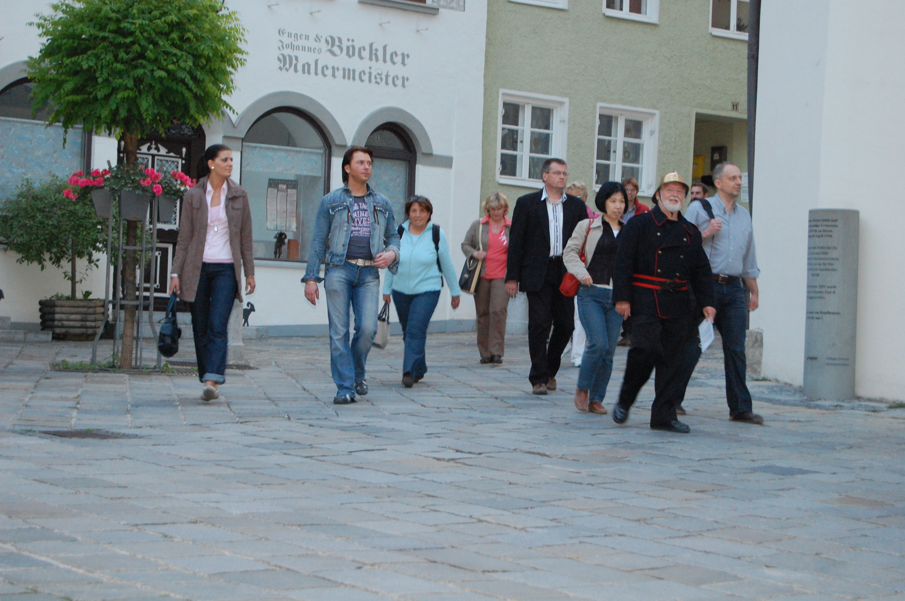 Ein Stadtrundgang mit Feuerwehrgeschichte und Geschichten. Gehen Sie mit auf eine Zeitreise ins Jahr 1858, als die Feuerspritzen noch von Pferden gezogen und mit Muskelkraft betrieben wurden. Der Rundgang beginnt am Rathaus-Altbau und endet mit dem Besuch des Feuerwehrmuseums in der Spittelmühle mit Filmvorführung.