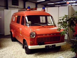 Tragkraftspritzenfahrzeug TSF  Tragkraftspritzenfahrzeug TSF  Erstzulassung: 16.12.1974  Hersteller: Ford / Ziegler  Fahrzeugtyp: Transit FT 125  Pumpenleistung: 800 l/min  Besatzung 1/5  Im Einsatz bis 1998 bei der Feuerwehr Hirschzell  Das jüngste Fahrzeug in der Oldtimerflotte des Feuerwehrmuseums. Das Ford Transit Tragkraftspritzenfahrzeug war das Standardfahrzeug der ländlichen Feuerwehren in den 1970er Jahren. Gegenüber seinen Vorgängern, den Tragkraftspritzenfahrzeugen T (Trupp) konnte bei diesem Fahrzeug neben einer hinten eingeschobenen Tragkrftspritze auch eine komplette Löschstaffel mitgeführt werden. Einige dieser Fahrzeuge sind noch bis heute im Einsatz.